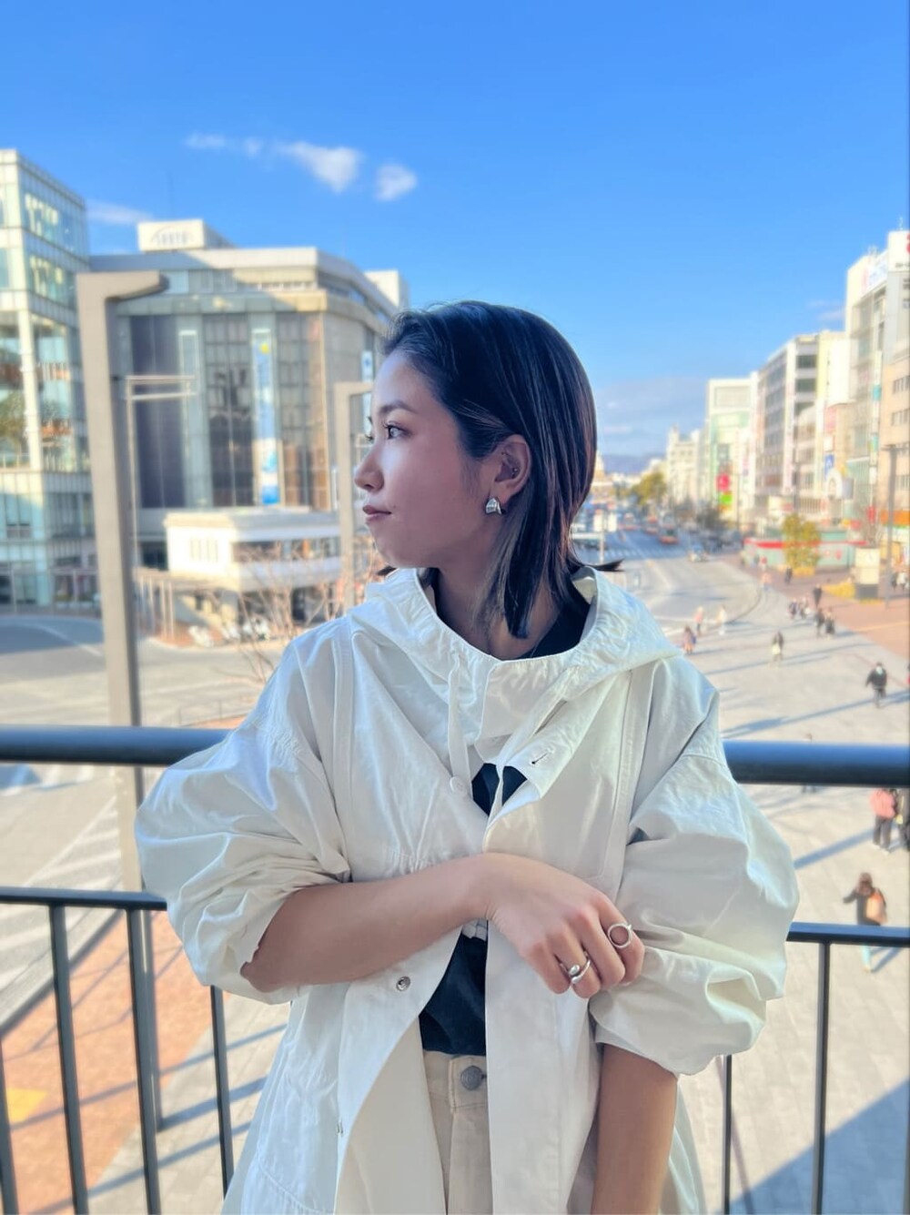 ホワイト系のデニムパンツ、ホワイト系のブルゾン、グレー系のTシャツ/カットソーを着用したレディースの冬コーディネートの3枚目の写真
