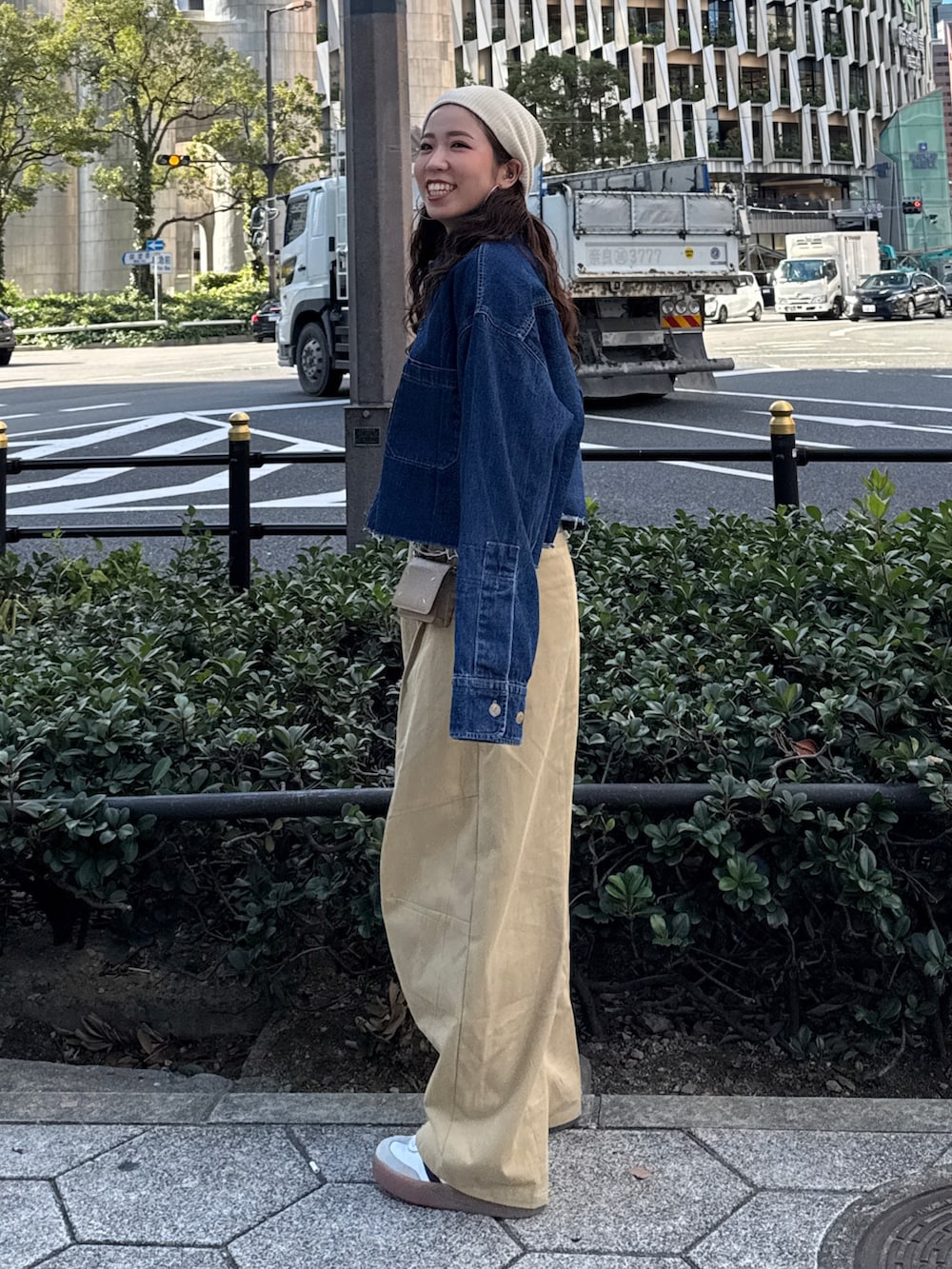 ベージュ系のチノパンツ、ブルー系のシャツ/ブラウスを着用したレディースの冬コーディネートの6枚目の写真