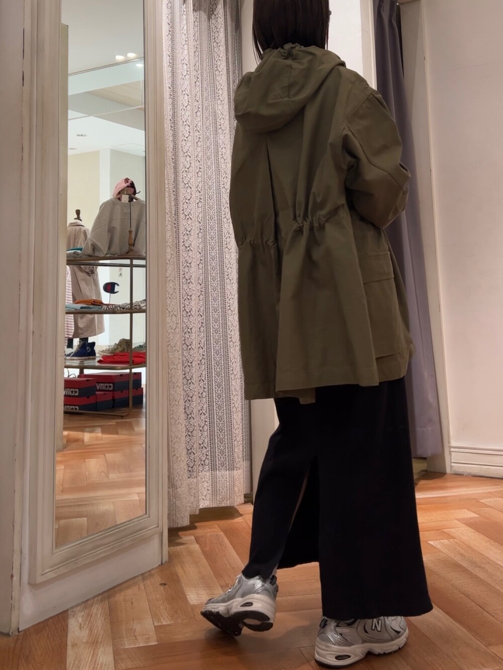 ブラック系のワンピース、グリーン系のブルゾン、ブラウン系のメガネを着用したレディースの冬コーディネートの6枚目の写真