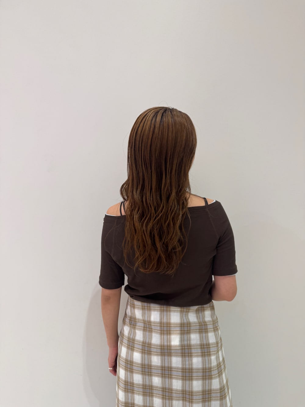 ブラウン系のTシャツ/カットソー、ブルー系のTシャツ/カットソー、ベージュ系のシャツ/ブラウスを着用したレディースの春コーディネートの8枚目の写真