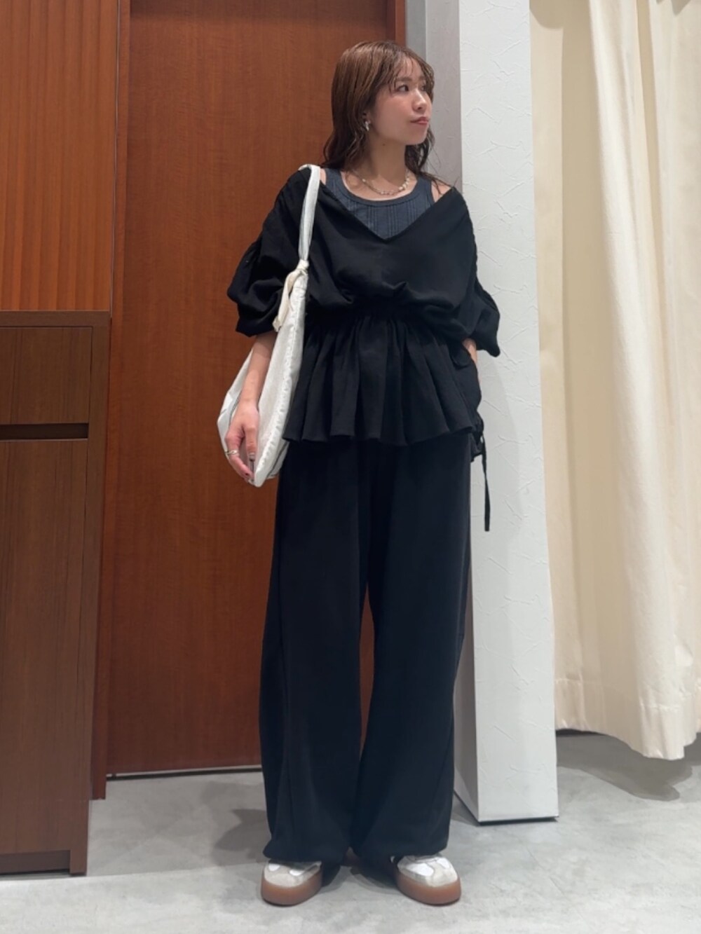 ブラック系のスウェットパンツ、ブラック系のシャツ/ブラウス、グレー系のタンクトップを着用したレディースの春コーディネートの2枚目の写真