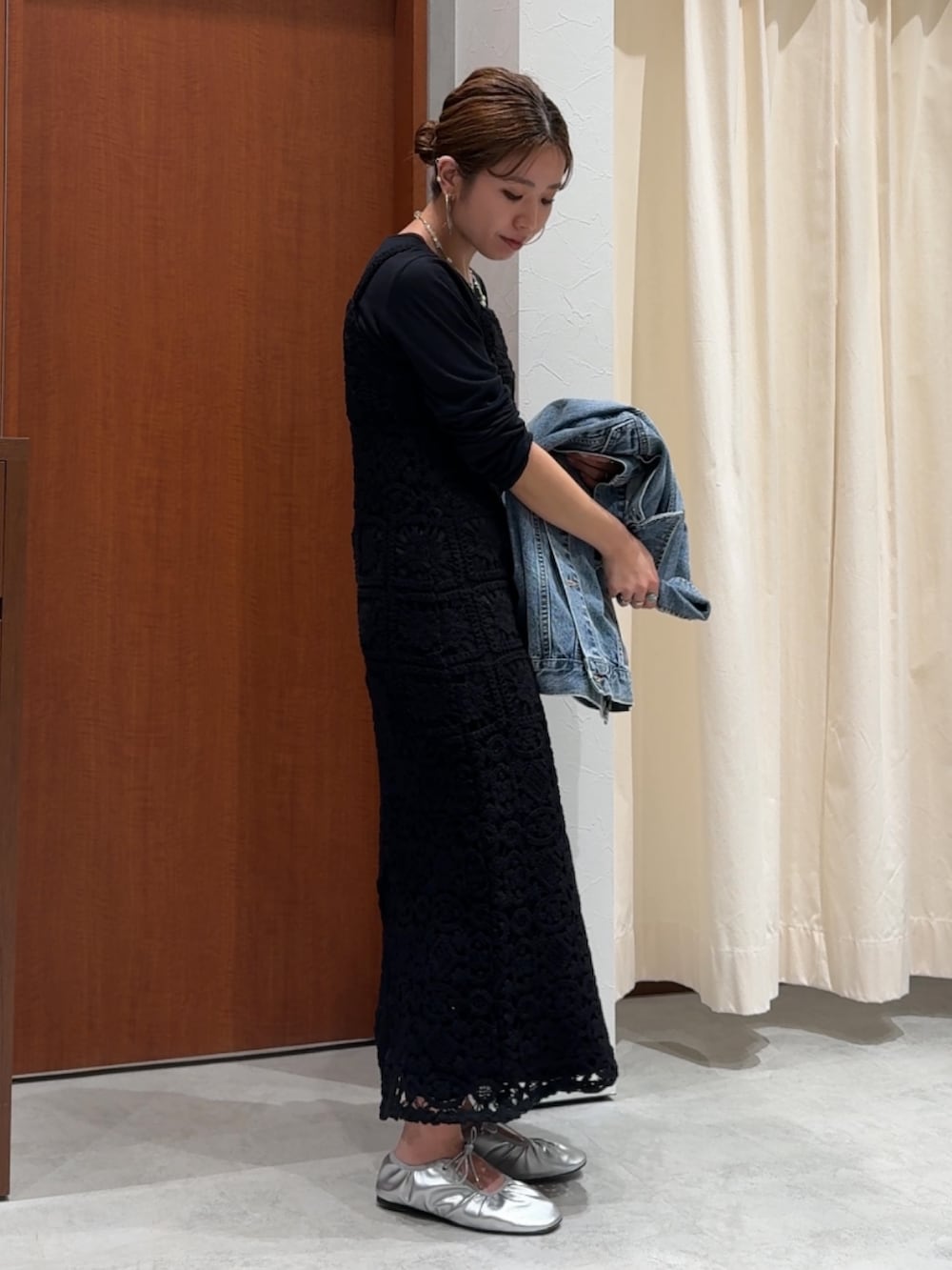 ブラック系のワンピース、ブラック系のTシャツ/カットソー、ブルー系のデニムジャケットを着用したレディースの春コーディネートの7枚目の写真