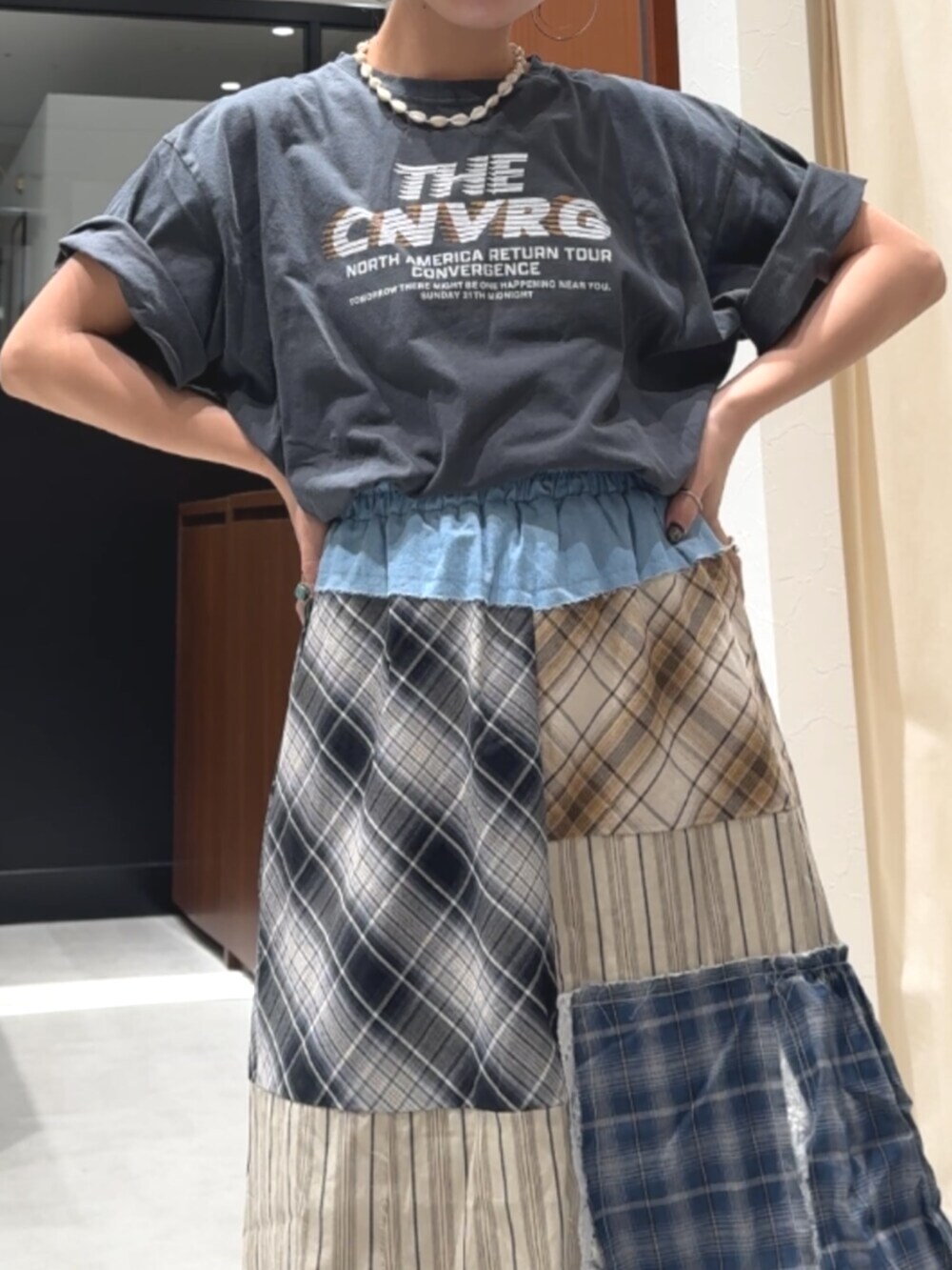 グレー系のTシャツ/カットソー、ブラック系のサンダル、その他のスカートを着用したレディースの春コーディネートの7枚目の写真