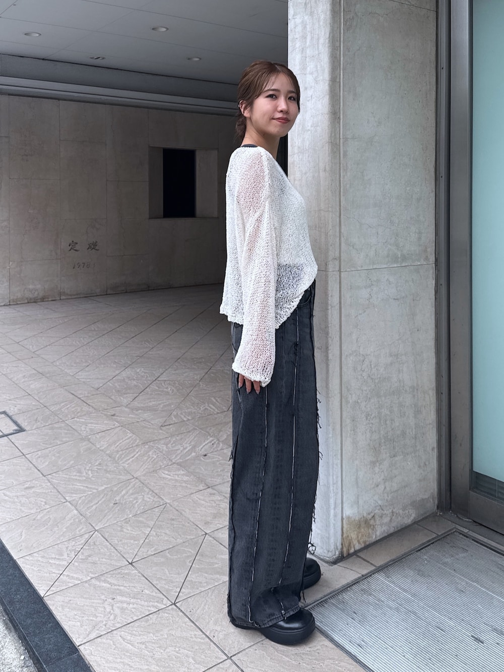 ブラック系のデニムパンツ、ホワイト系のタンクトップ、ホワイト系のニット/セーターを着用したレディースの夏コーディネートの3枚目の写真