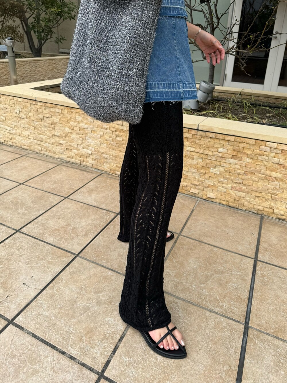 グレー系のTシャツ/カットソー、ブルー系のキャミソール、ブラック系のその他パンツを着用したレディースの春コーディネートの10枚目の写真