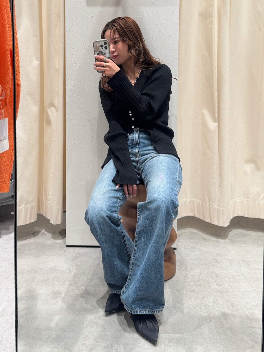 ブルー系のデニムパンツ、ブラック系のカーディガン/ボレロ、ブラック系のパンプスを着用したレディースの春コーディネートの9枚目の写真