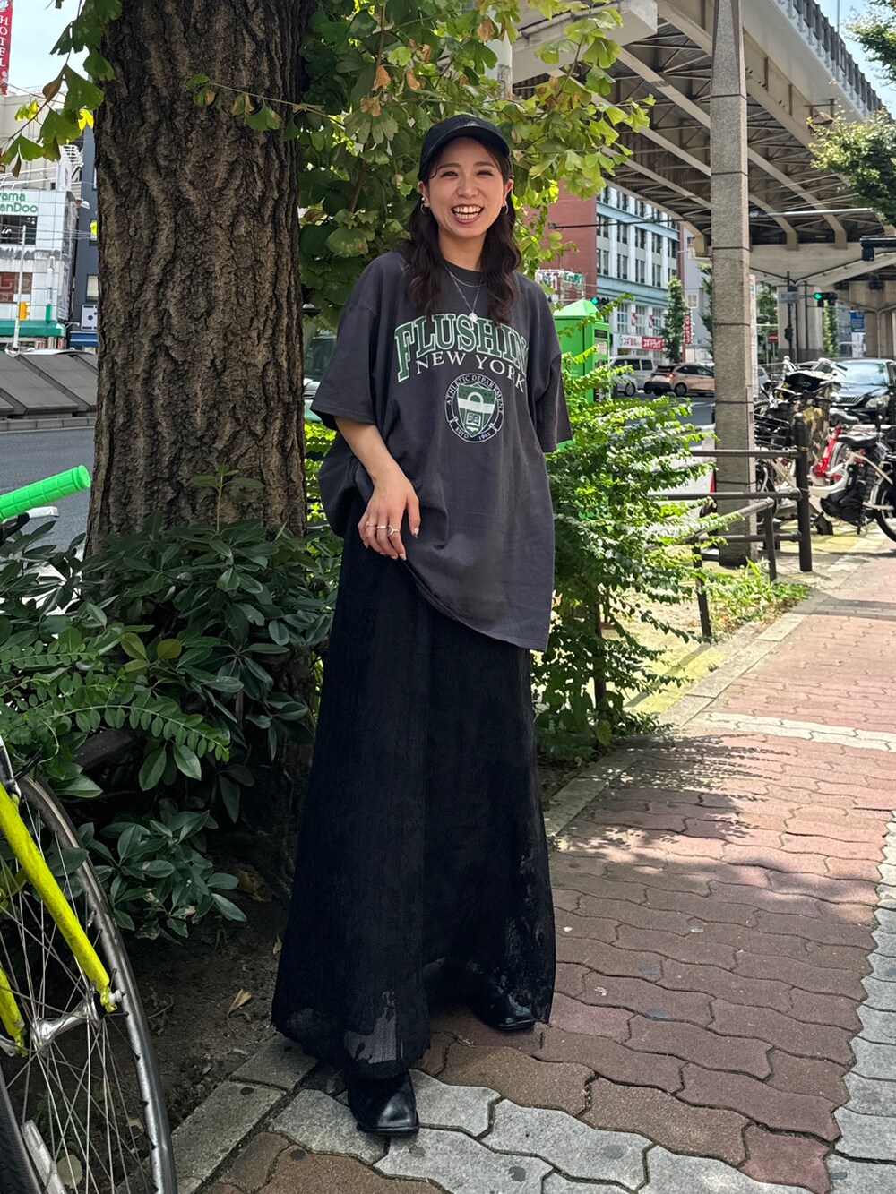 ブラック系のワンピース、ブラック系のローファー、グレー系のTシャツ/カットソーを着用したレディースの夏コーディネートの7枚目の写真