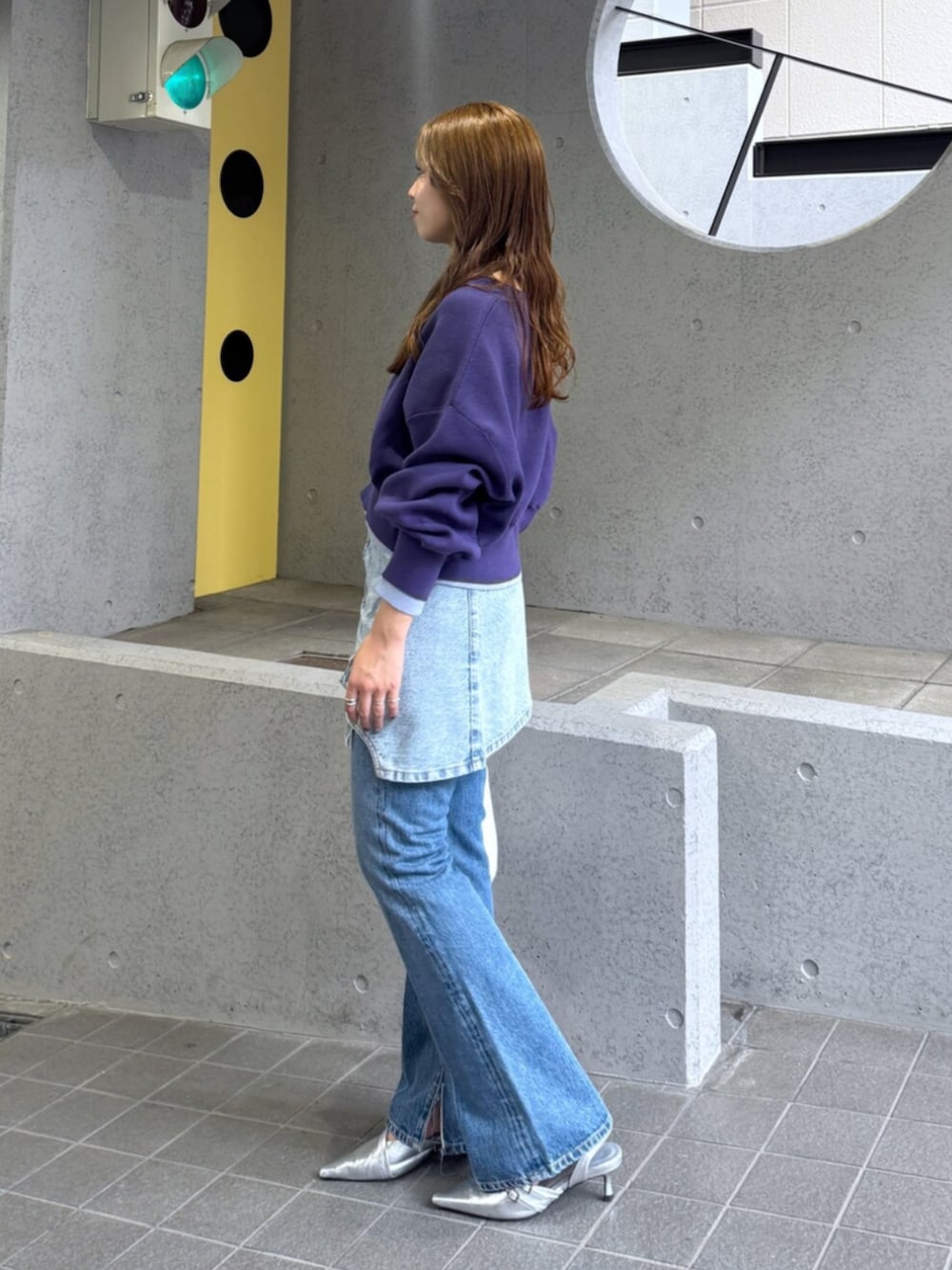 ブルー系のデニムスカート、シルバー系のその他シューズ、ブルー系のデニムパンツを着用したレディースの夏コーディネートの4枚目の写真