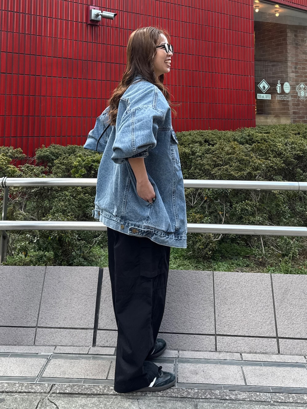 ブラック系のその他パンツ、ブルー系のデニムジャケット、ホワイト系のTシャツ/カットソーを着用したレディースの冬コーディネートの6枚目の写真