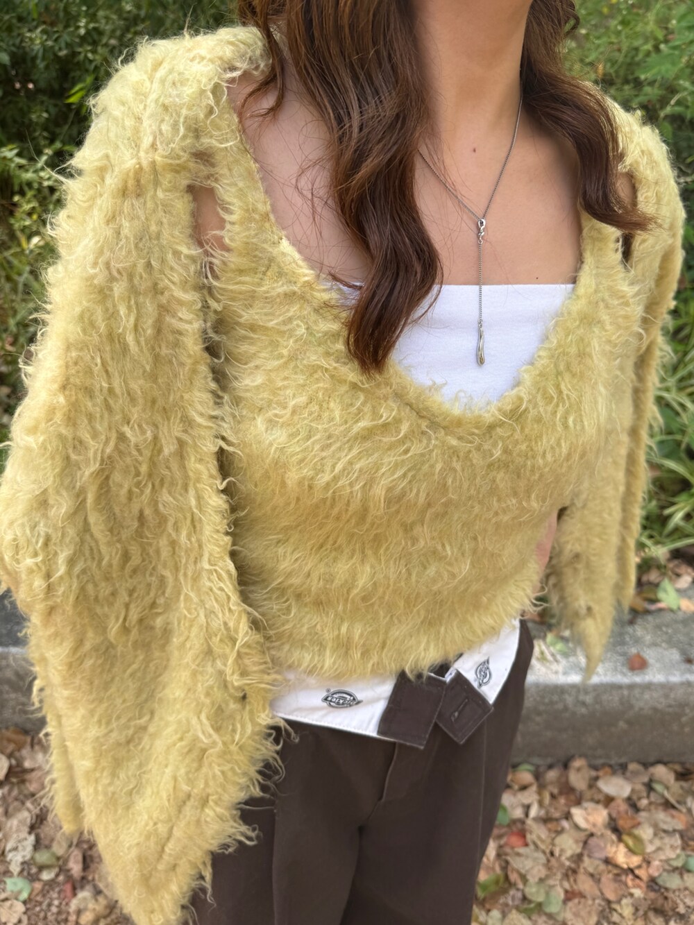 イエロー系のカーディガン/ボレロ、ブラウン系のその他パンツを着用したレディースの秋コーディネートの8枚目の写真