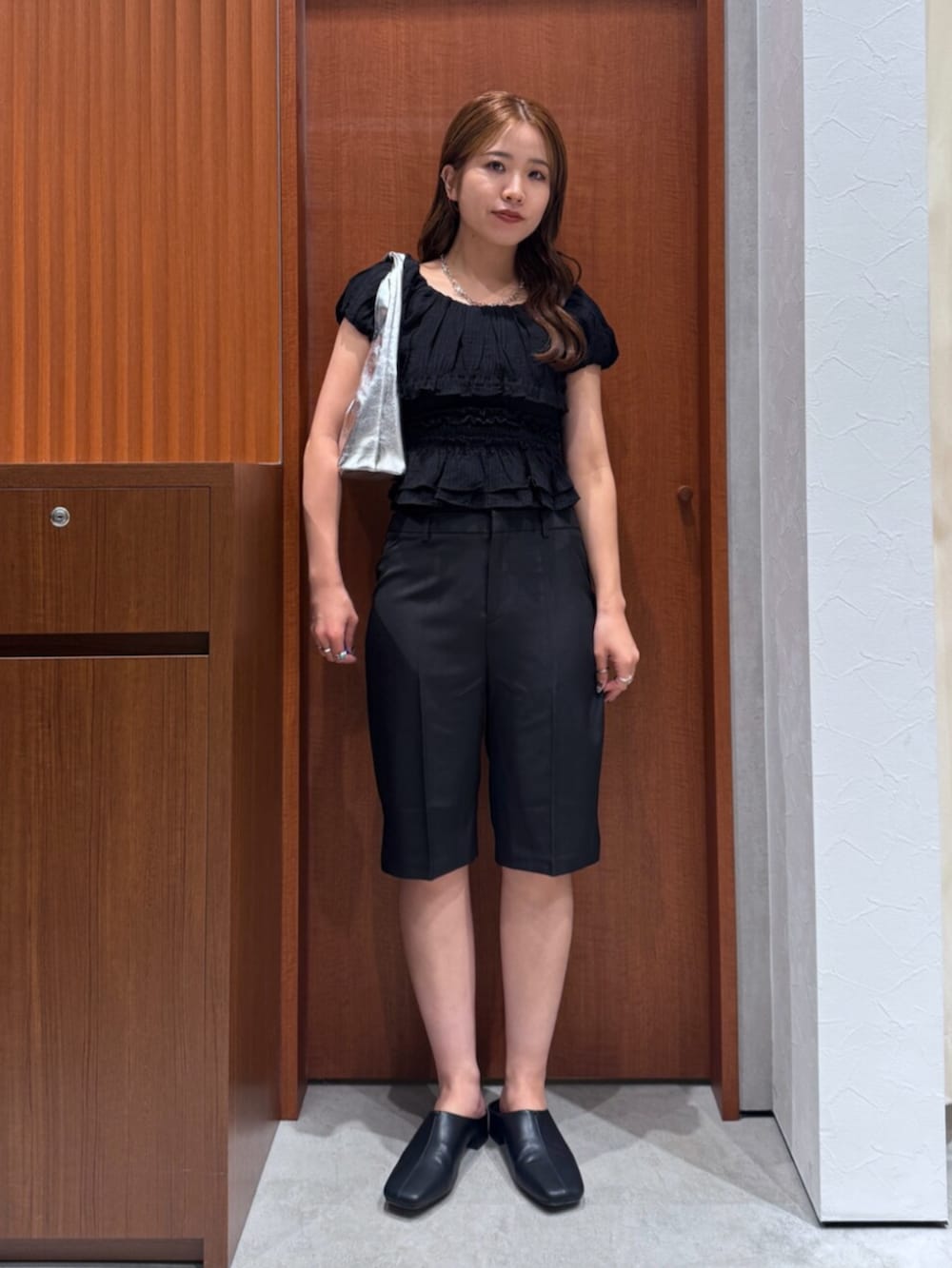 シルバー系のハンドバッグ、ブラック系のサンダル、ブラック系のその他パンツを着用したレディースの夏コーディネートの8枚目の写真