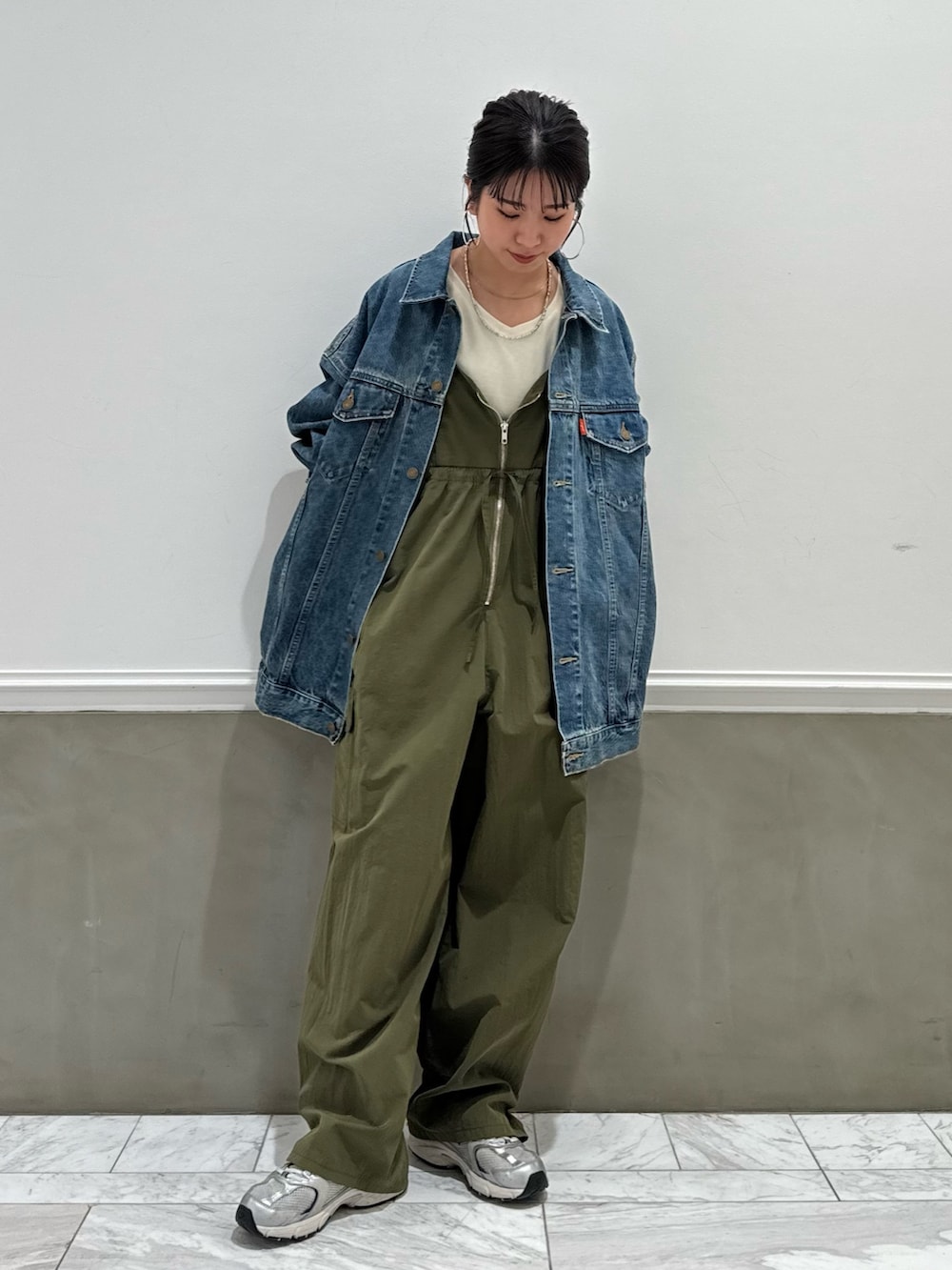 ホワイト系のTシャツ/カットソー、グリーン系のサロペット/オーバーオール、ブルー系のデニムジャケットを着用したレディースの春コーディネートの8枚目の写真