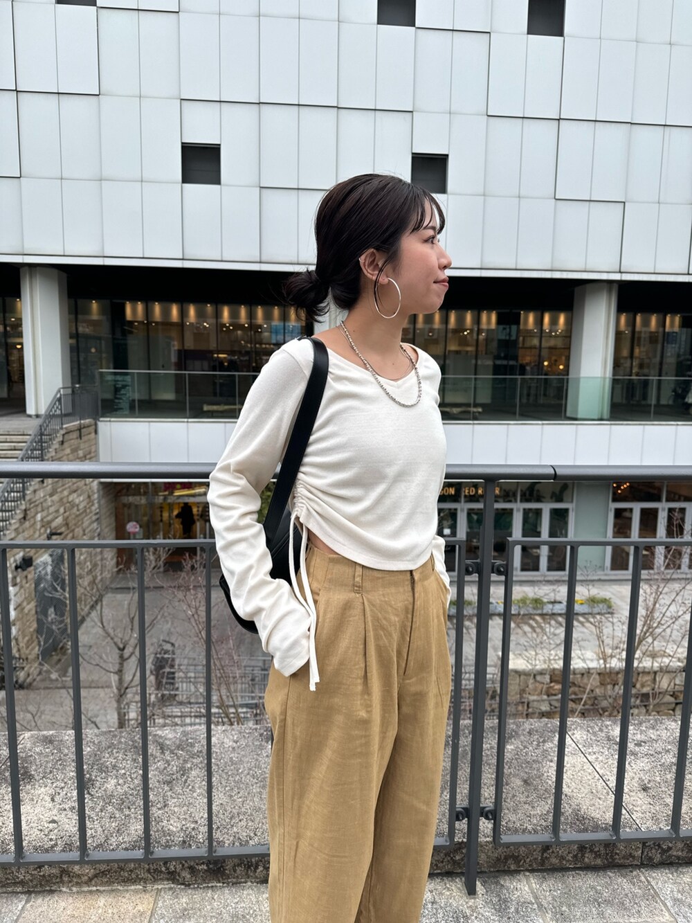 ベージュ系のテーラードジャケット、ベージュ系のその他パンツ、ホワイト系のTシャツ/カットソーを着用したレディースの春コーディネートの9枚目の写真