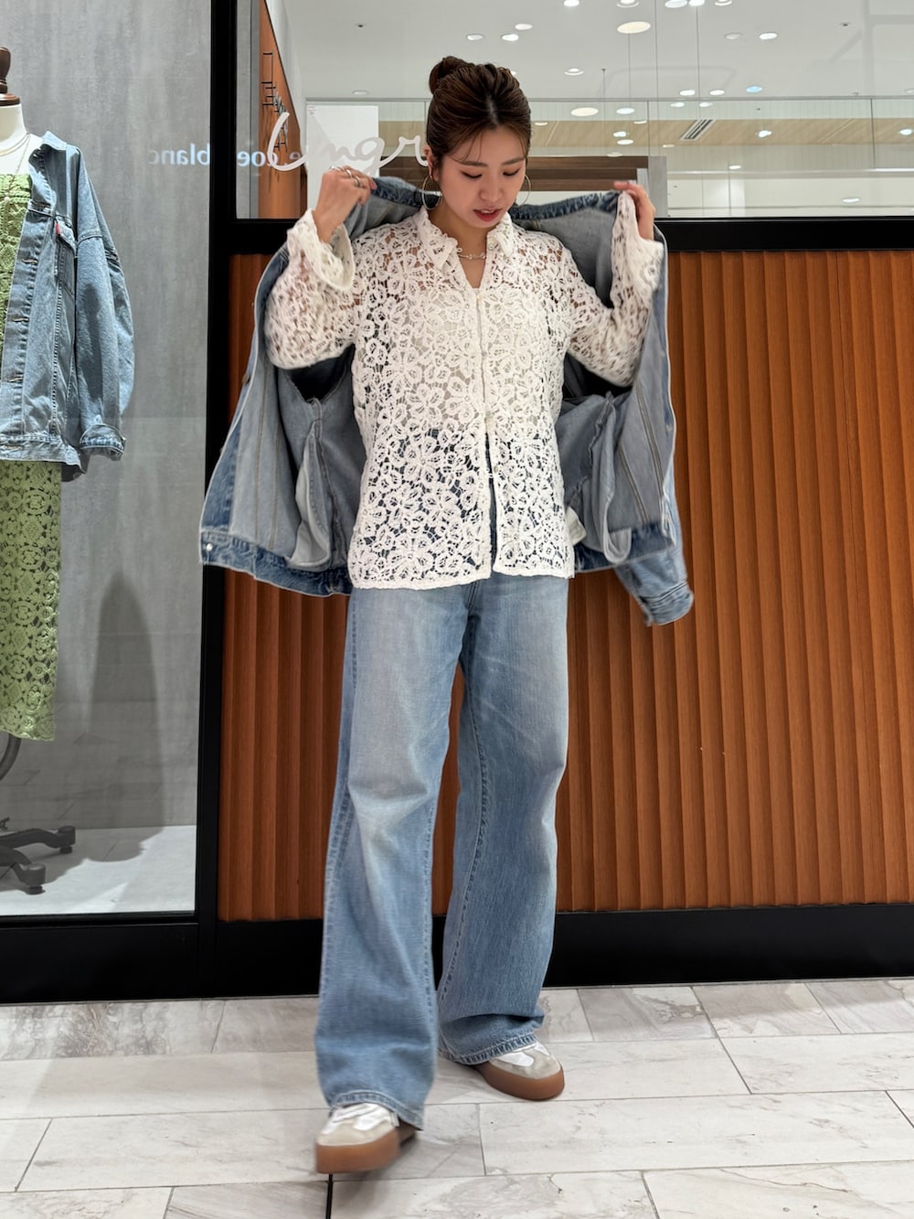 ブルー系のデニムパンツ、ブルー系のデニムジャケット、ホワイト系のシャツ/ブラウスを着用したレディースの春コーディネートの7枚目の写真