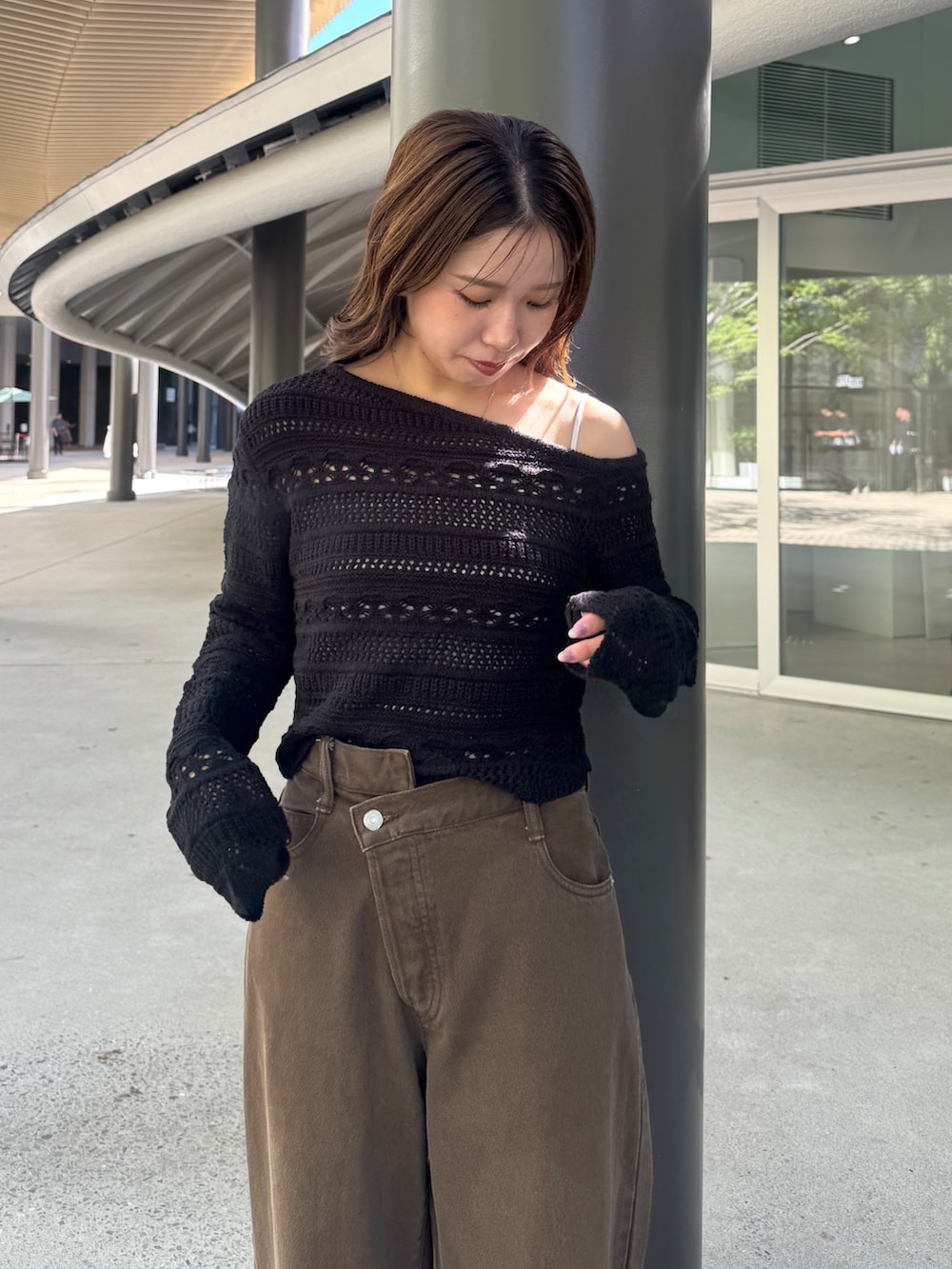 ブラウン系のデニムパンツ、ブラック系のその他シューズ、ブラック系のニット/セーターを着用したレディースの秋コーディネートの6枚目の写真