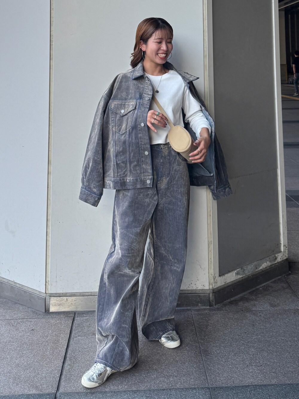 ホワイト系のTシャツ/カットソー、ベージュ系のデニムジャケット、ベージュ系のデニムパンツを着用したレディースの夏コーディネートの6枚目の写真
