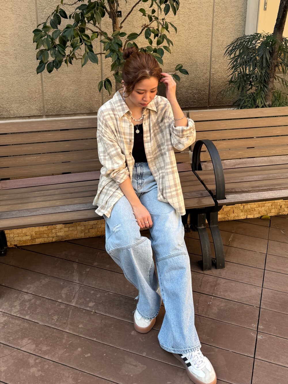 ホワイト系のシャツ/ブラウス、ブルー系のデニムパンツを着用したレディースの冬コーディネートの9枚目の写真