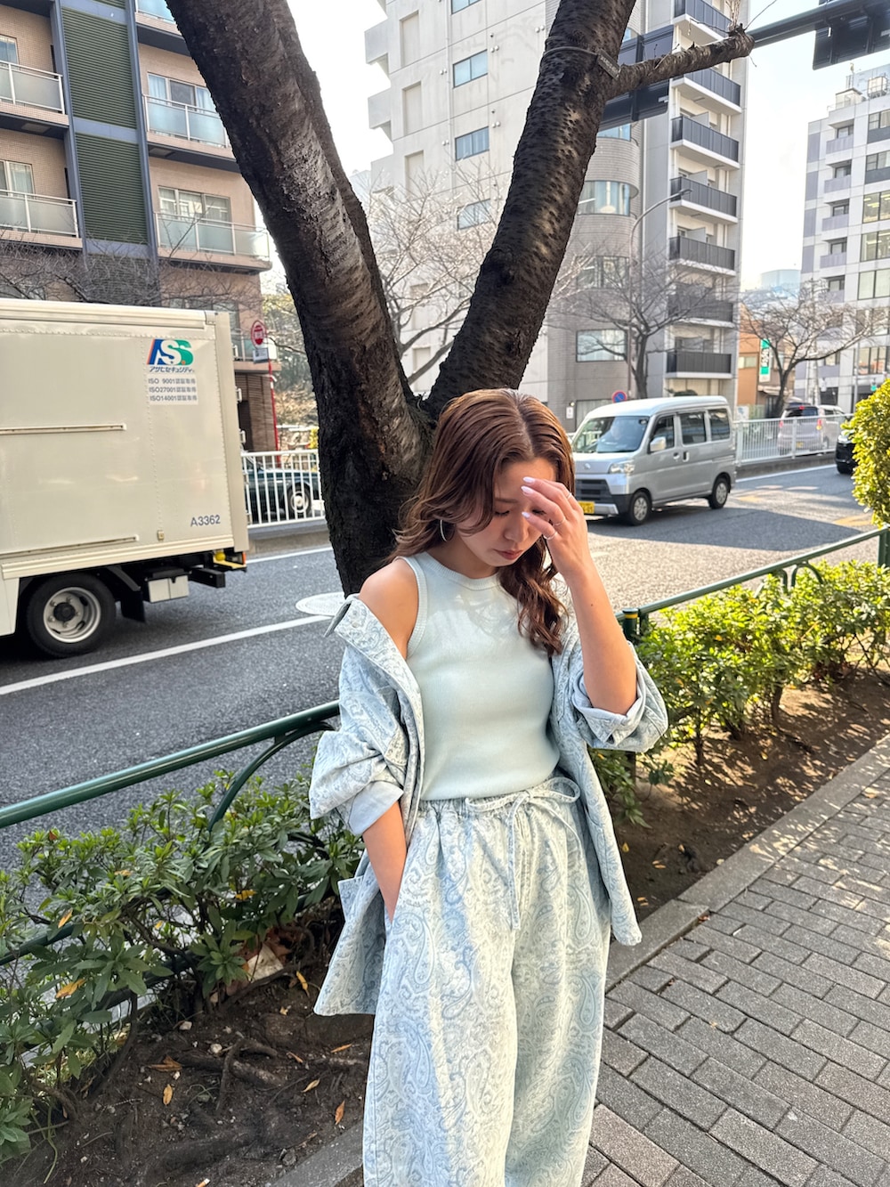 ブルー系のカバーオール、ブルー系のデニムパンツ、ブルー系のタンクトップを着用したレディースの春コーディネートの8枚目の写真