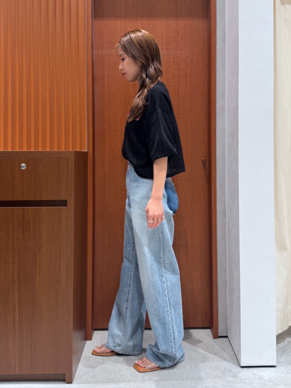 その他のサンダル、ブルー系のデニムパンツ、ブラック系のニット/セーターを着用したレディースの夏コーディネートの2枚目の写真