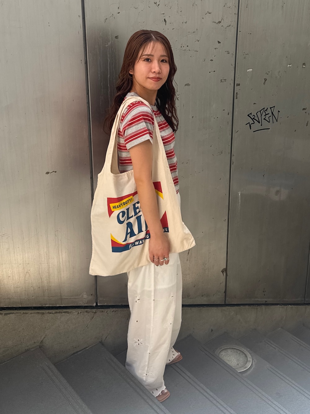 ホワイト系のその他パンツ、レッド系のTシャツ/カットソー、その他のサンダルを着用したレディースの春コーディネートの9枚目の写真