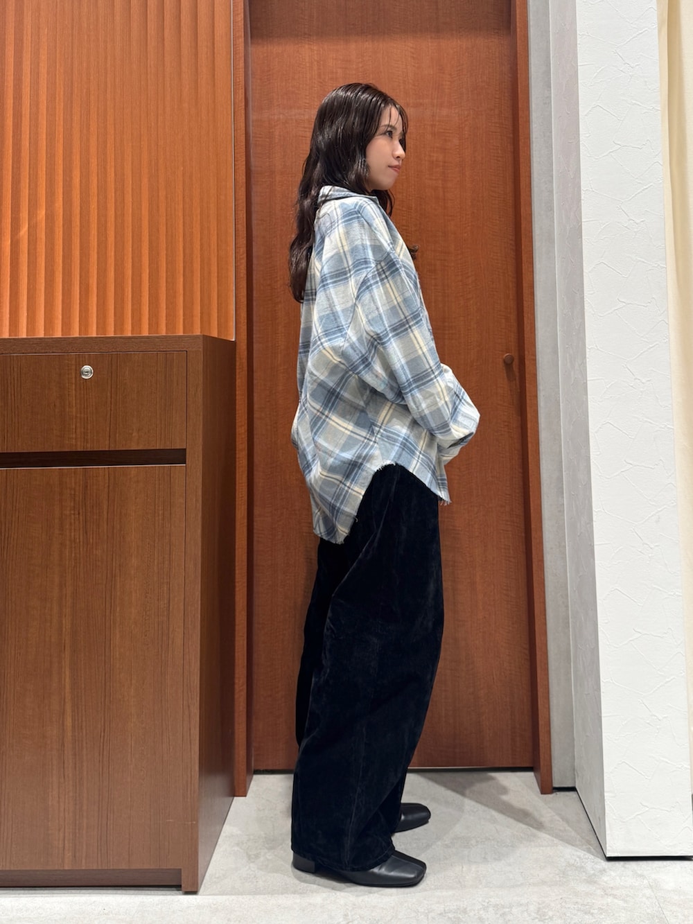 ブルー系のシャツ/ブラウス、ブラック系のデニムパンツ、ホワイト系のシャツ/ブラウスを着用したレディースの秋コーディネートの2枚目の写真