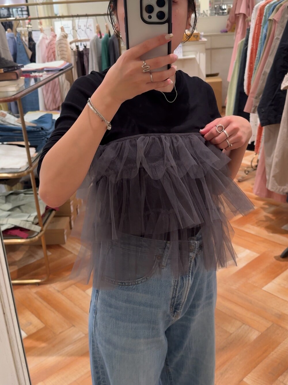 ブラック系のTシャツ/カットソー、グレー系のベスト、ブルー系のデニムパンツを着用したレディースの冬コーディネートの4枚目の写真