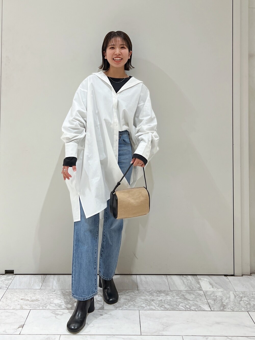 ホワイト系のシャツ/ブラウス、ブラック系のTシャツ/カットソー、その他のハンドバッグを着用したレディースの冬コーディネートの4枚目の写真