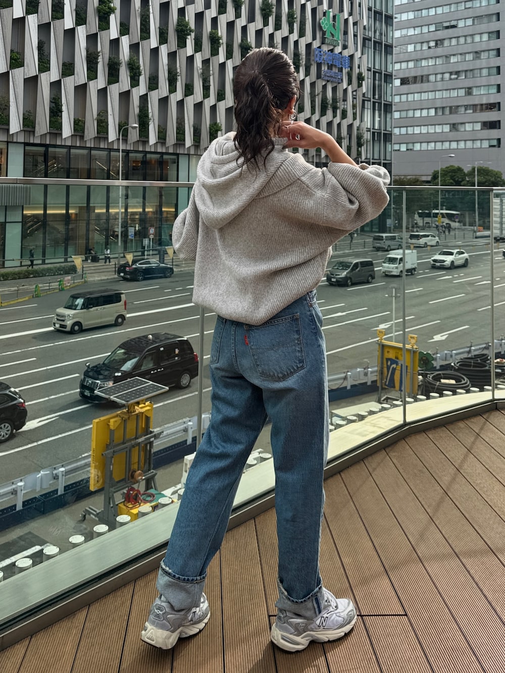 ブルー系のハンドバッグ、グレー系のニット/セーター、ブルー系のデニムパンツを着用したレディースの秋コーディネートの8枚目の写真