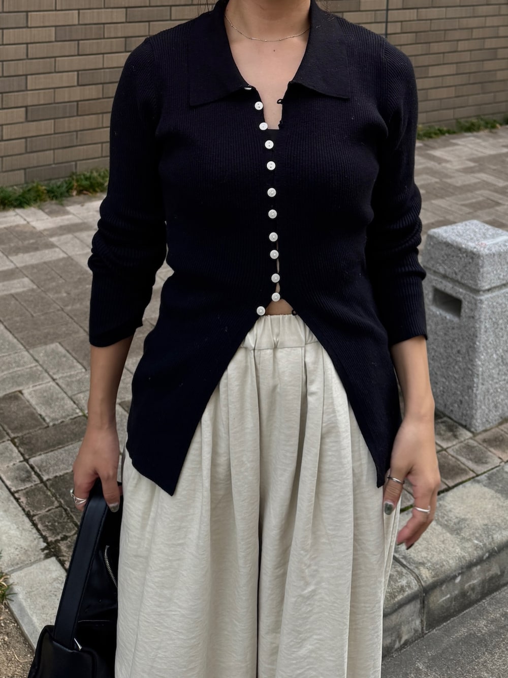 ホワイト系のその他パンツ、ブラック系のニット/セーターを着用したレディースの秋コーディネートの6枚目の写真