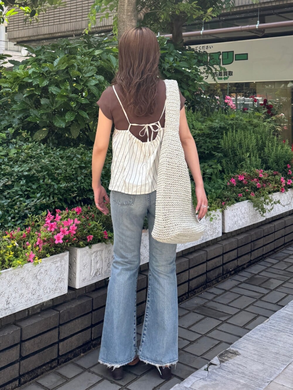 その他のサンダル、ブルー系のデニムパンツ、ホワイト系のキャミソールを着用したレディースの春コーディネートの4枚目の写真