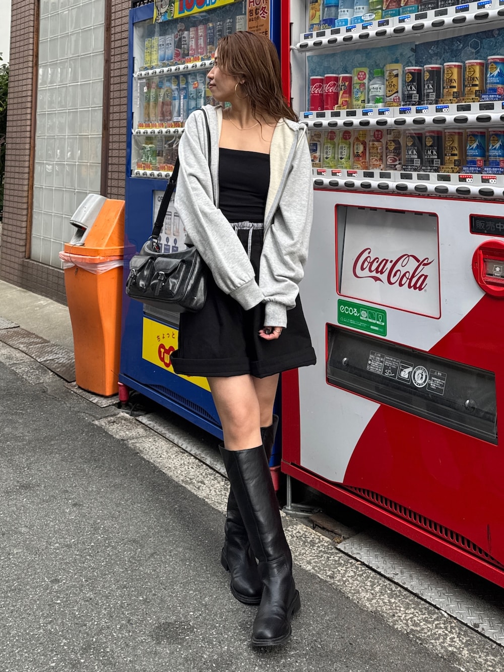 ブラック系のその他パンツ、グレー系のパーカーを着用したレディースの冬コーディネートの6枚目の写真