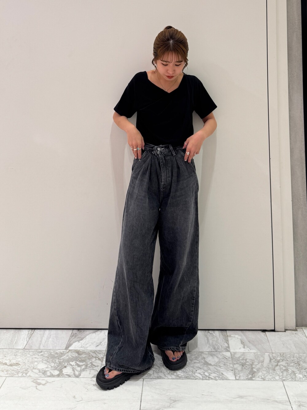 ブラック系のデニムパンツ、ブラック系のTシャツ/カットソーを着用したレディースの夏コーディネートの7枚目の写真