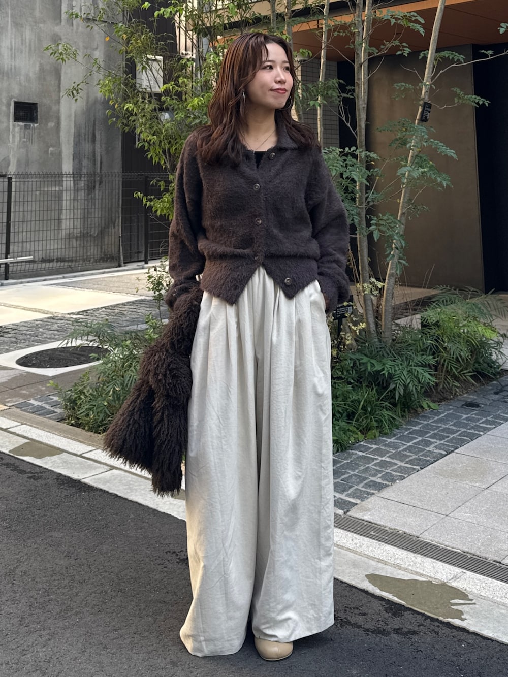 ホワイト系のその他パンツ、ブラウン系のカーディガン/ボレロを着用したレディースの秋コーディネートの7枚目の写真