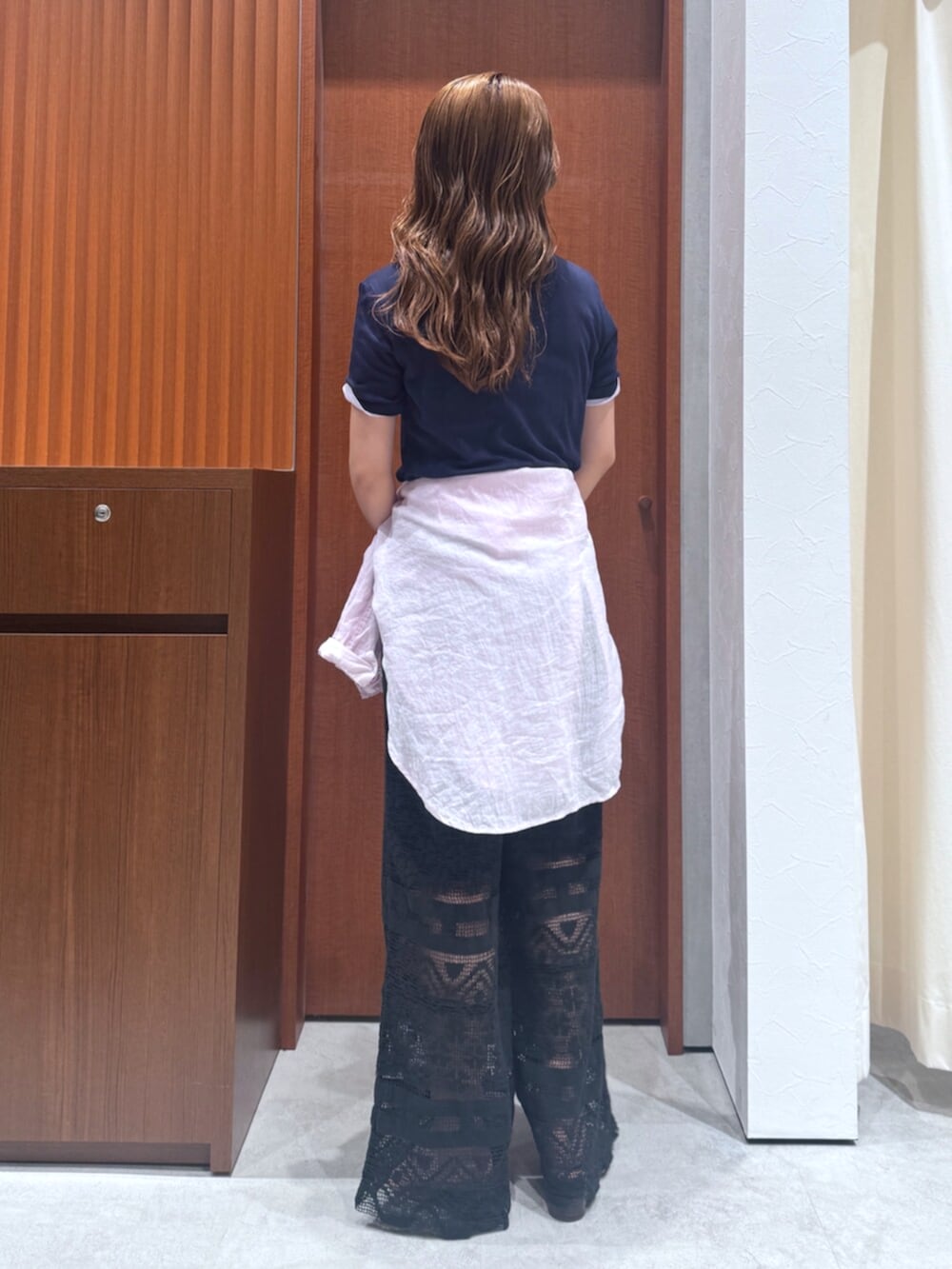 ブラック系のその他パンツ、その他のサンダル、ブルー系のTシャツ/カットソーを着用したレディースの夏コーディネートの4枚目の写真