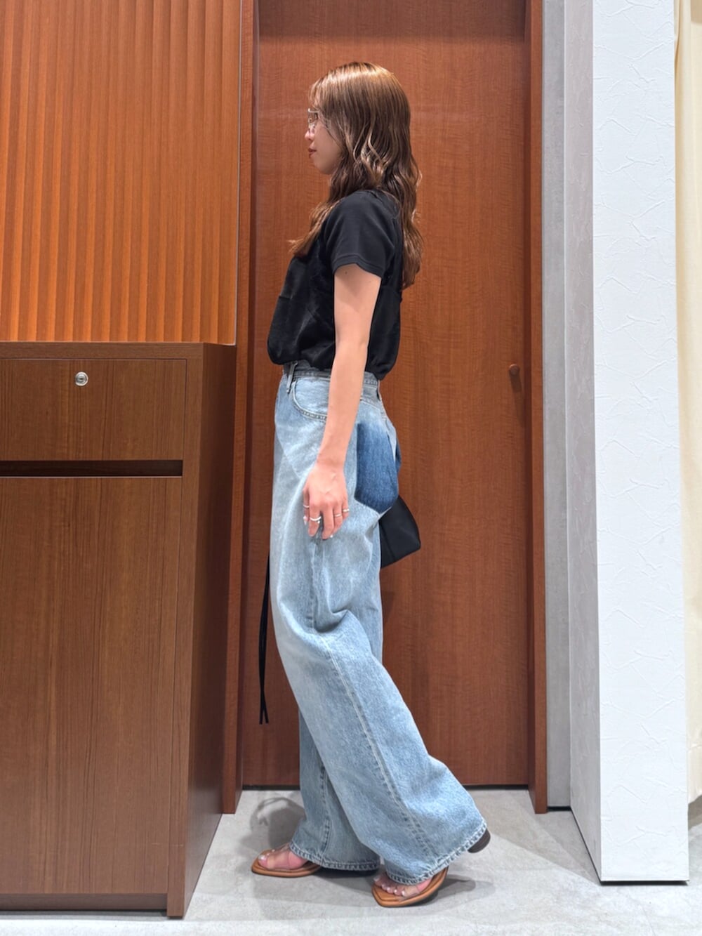 その他のサンダル、ブルー系のデニムパンツ、ブラック系のキャミソールを着用したレディースの夏コーディネートの2枚目の写真