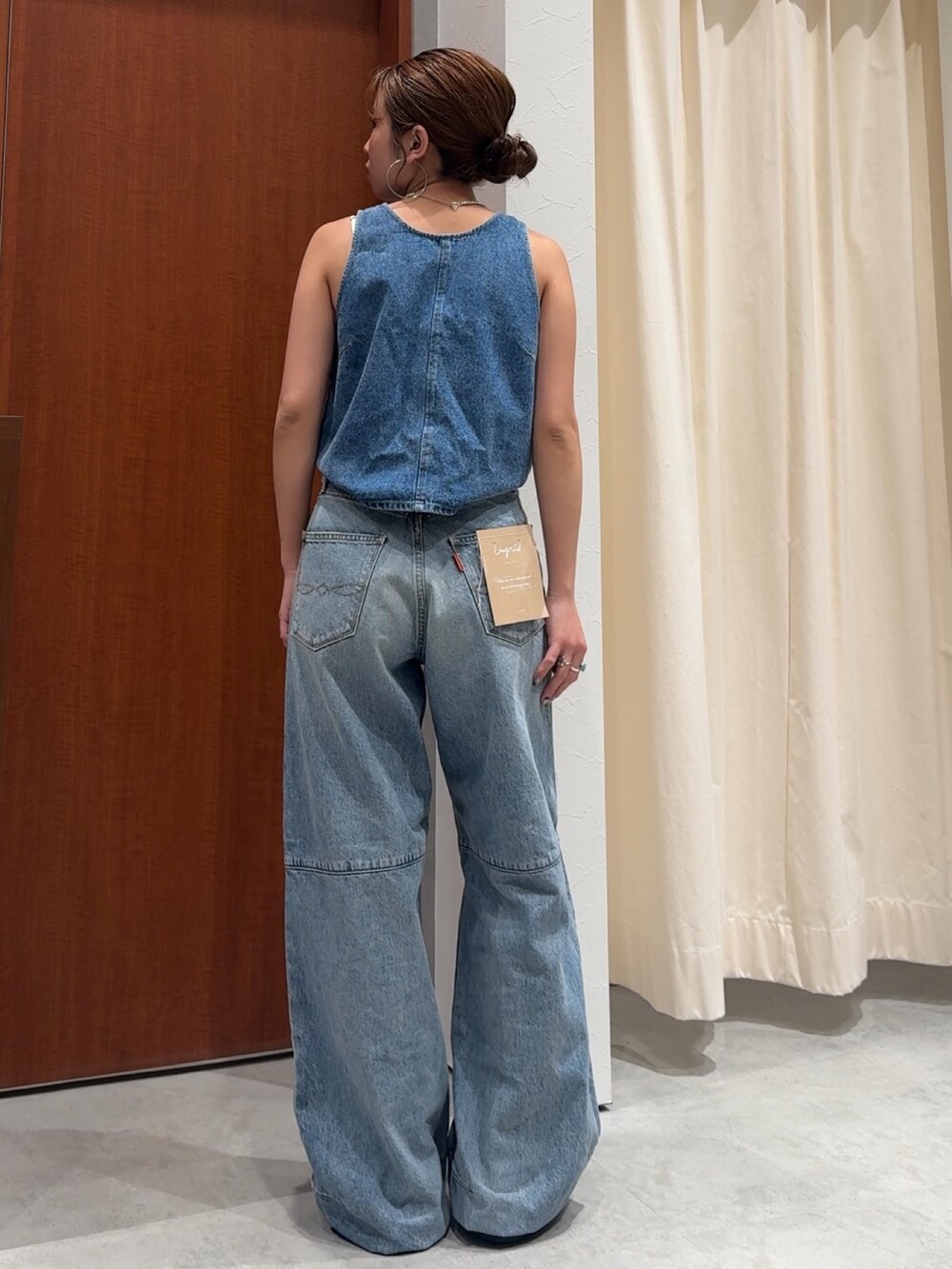 ブルー系のシャツ/ブラウス、ブルー系のデニムパンツ、シルバー系のネックレスを着用したレディースの春コーディネートの4枚目の写真