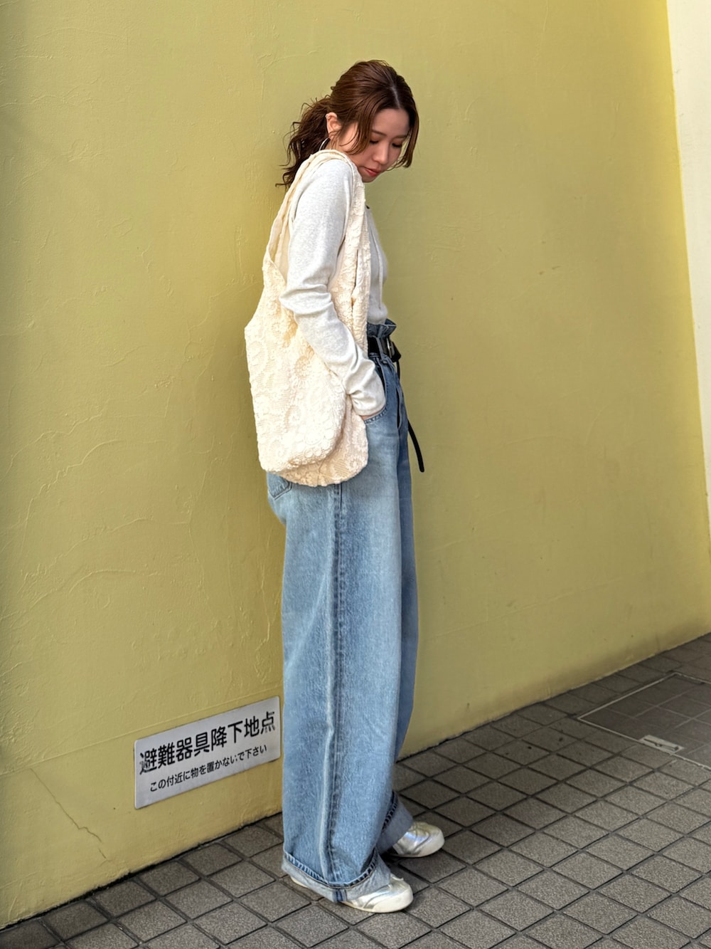 ブルー系のデニムパンツ、グレー系のTシャツ/カットソーを着用したレディースの春コーディネートの2枚目の写真