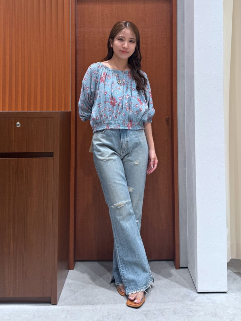その他のサンダル、ブルー系のデニムパンツ、ブルー系のシャツ/ブラウスを着用したレディースの夏コーディネートの2枚目の写真