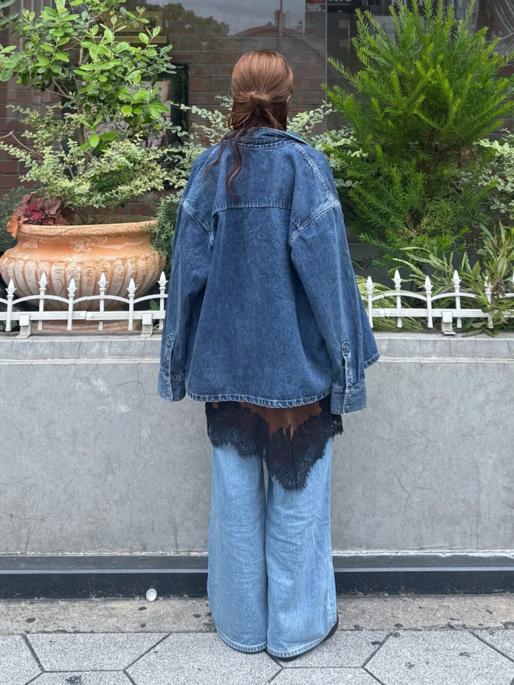 ブラウン系のワンピース、ブルー系のシャツ/ブラウス、ブルー系のデニムパンツを着用したレディースの夏コーディネートの3枚目の写真