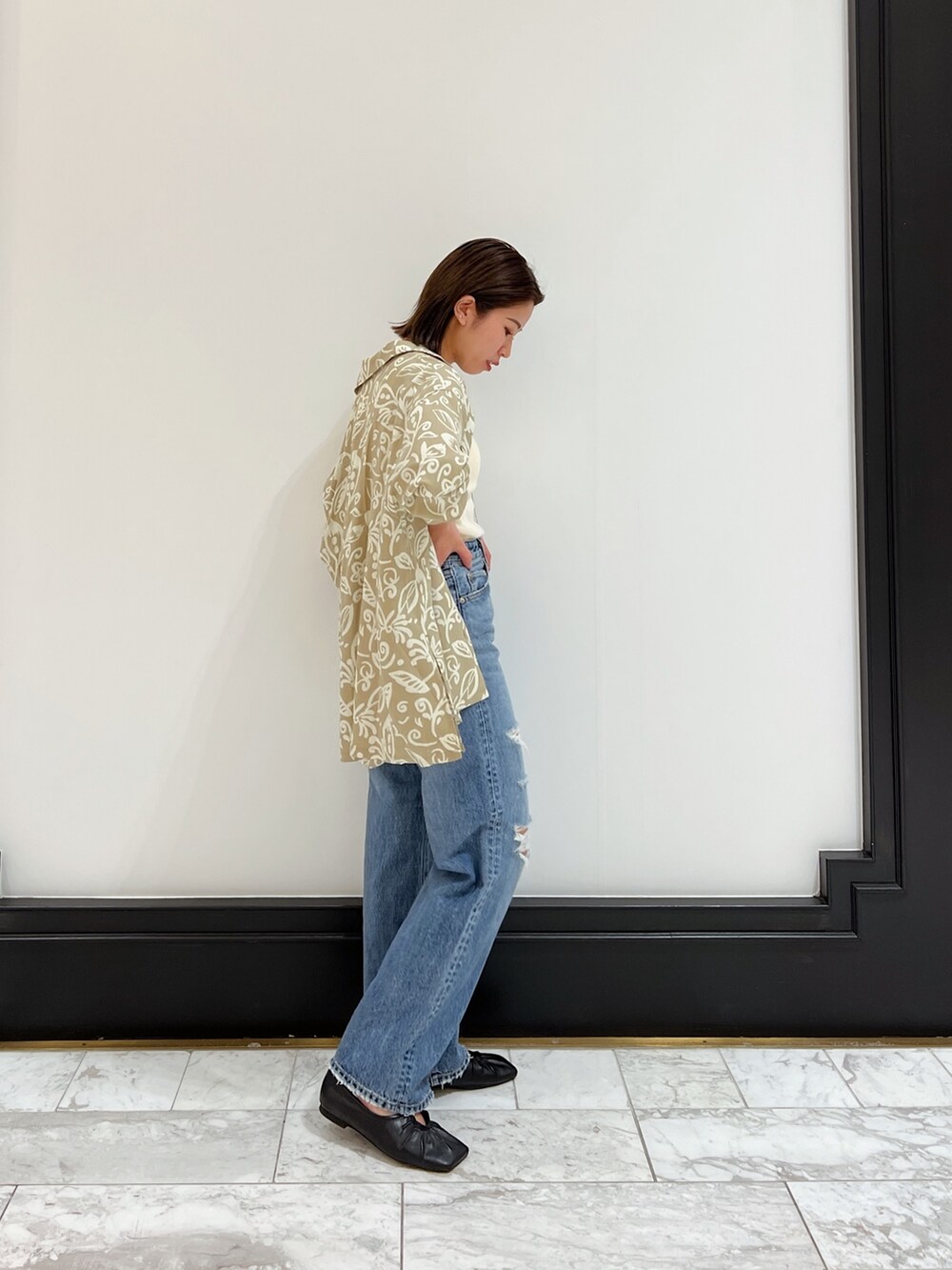 ベージュ系のシャツ/ブラウス、ホワイト系のタンクトップ、ブラック系のパンプスを着用したレディースの春コーディネートの3枚目の写真