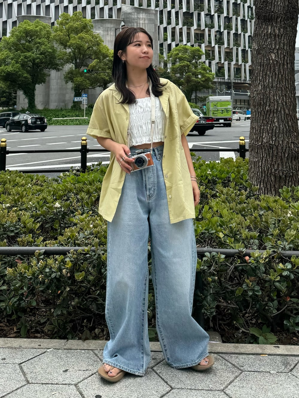 ホワイト系のシャツ/ブラウス、グリーン系のシャツ/ブラウス、ブルー系のデニムパンツを着用したレディースの春コーディネートの2枚目の写真
