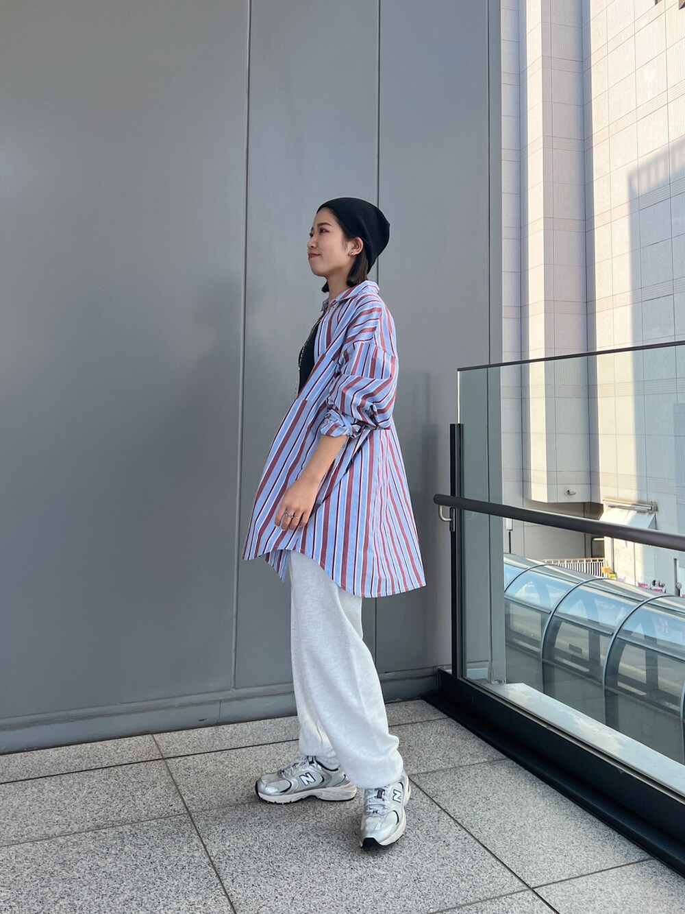 グレー系のスウェットパンツ、ブルー系のシャツ/ブラウス、グレー系のタンクトップを着用したレディースの冬コーディネートの4枚目の写真