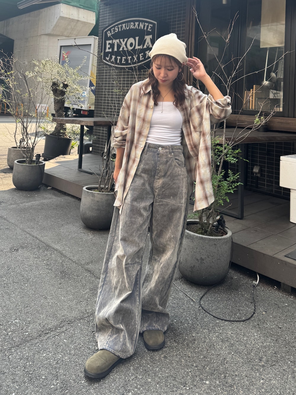 ベージュ系のデニムパンツ、ブラウン系のシャツ/ブラウス、ベージュ系のスリッポンを着用したレディースの夏コーディネートの6枚目の写真