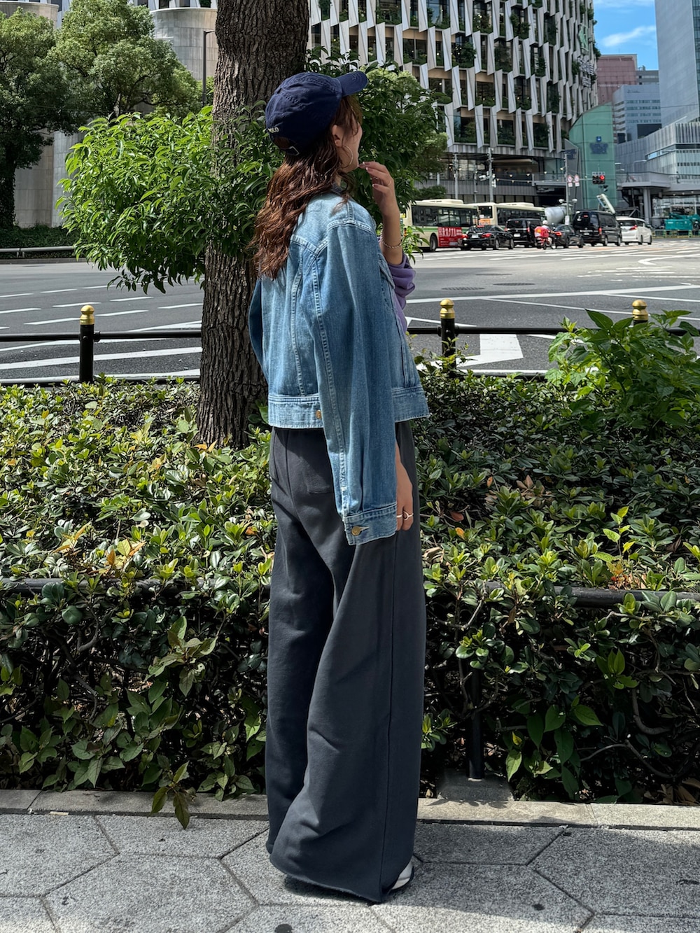 グレー系のスウェットパンツ、ブルー系のデニムジャケット、パープル系のスウェットを着用したレディースの秋コーディネートの3枚目の写真