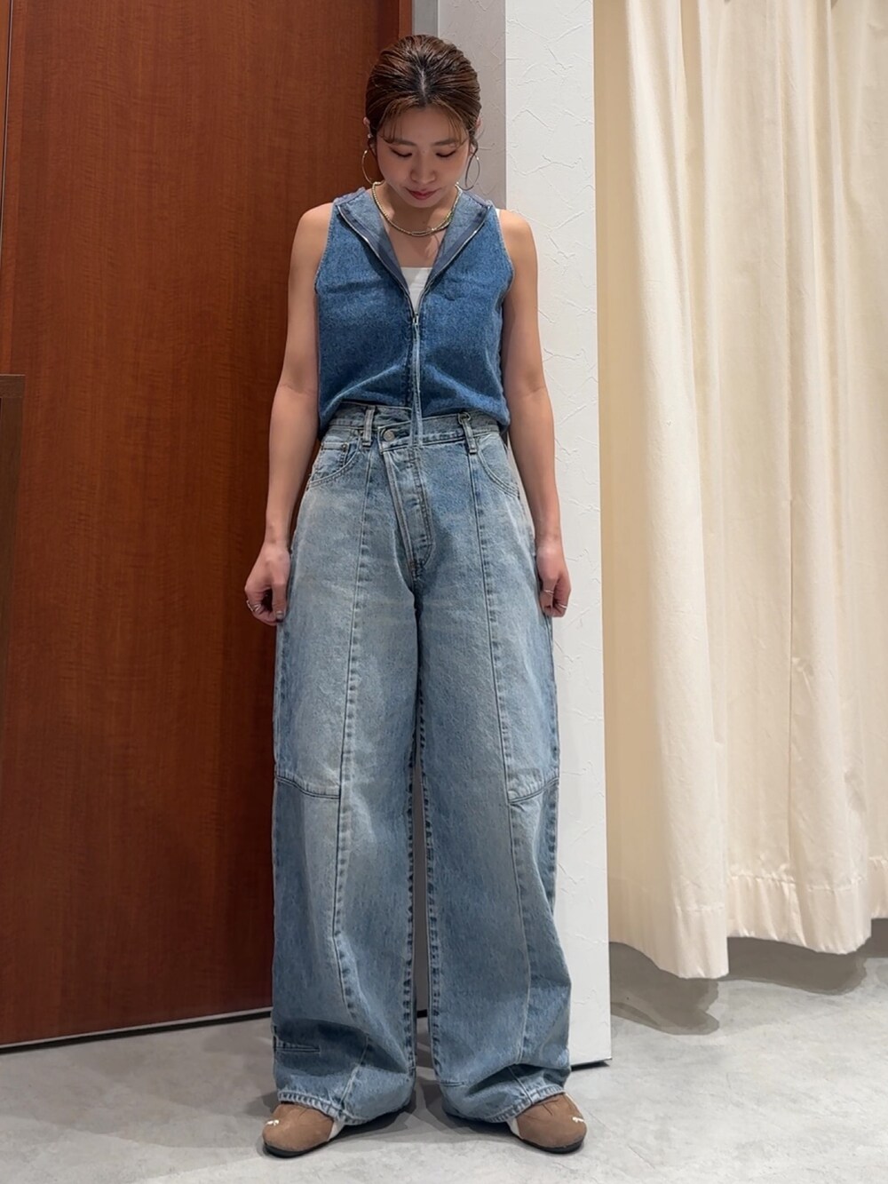 ブルー系のシャツ/ブラウス、ブルー系のデニムパンツ、シルバー系のネックレスを着用したレディースの春コーディネートの6枚目の写真