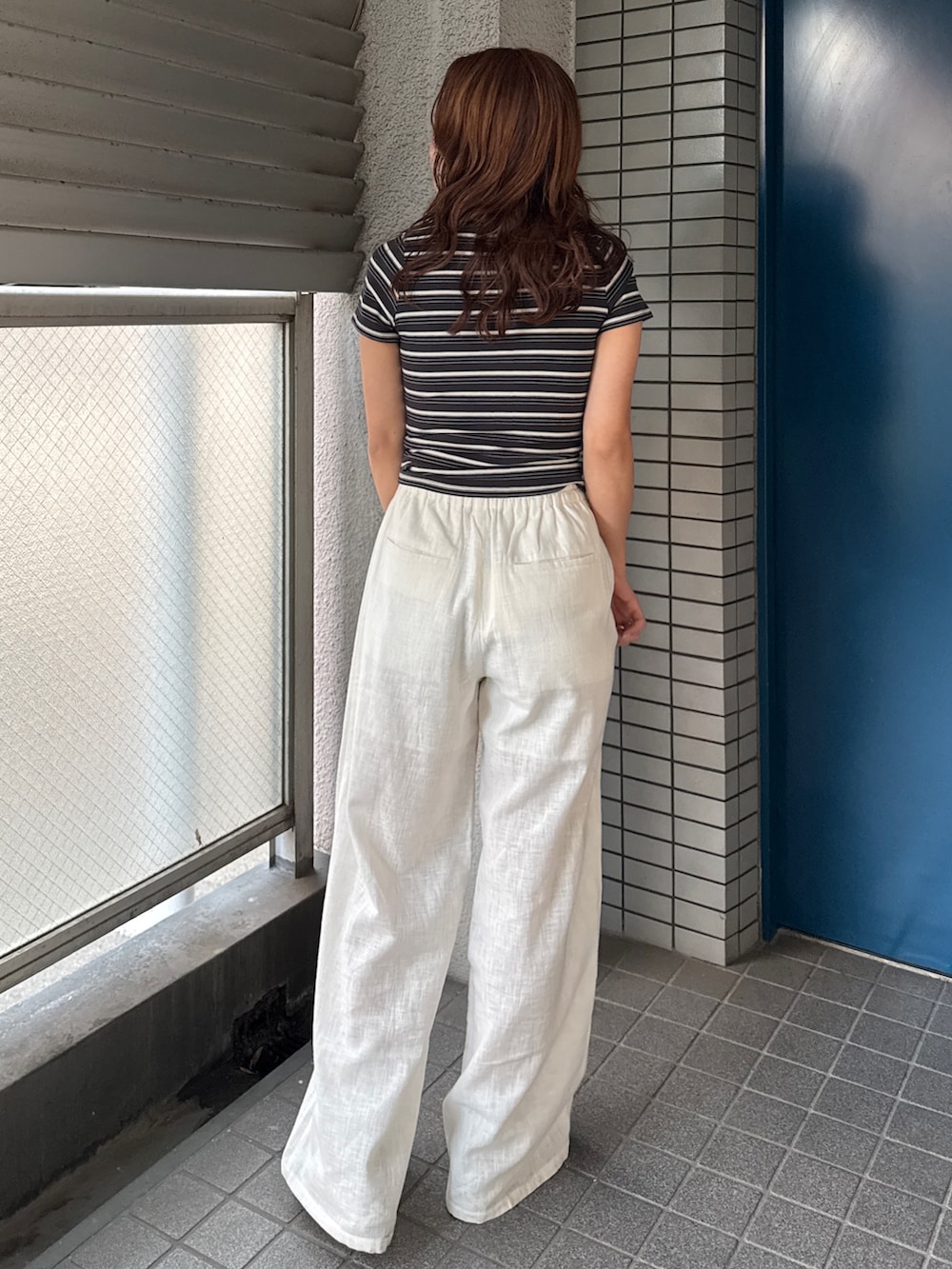 ブルー系のデニムジャケット、ホワイト系のその他パンツ、グレー系のTシャツ/カットソーを着用したレディースの冬コーディネートの10枚目の写真