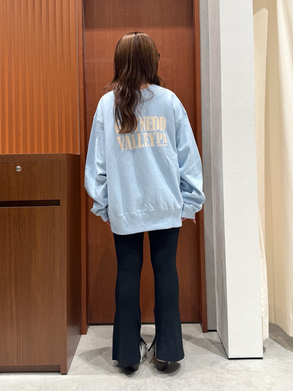 ブルー系のスウェット、ブラック系のその他パンツ、その他のその他シューズを着用したレディースの秋コーディネートの3枚目の写真