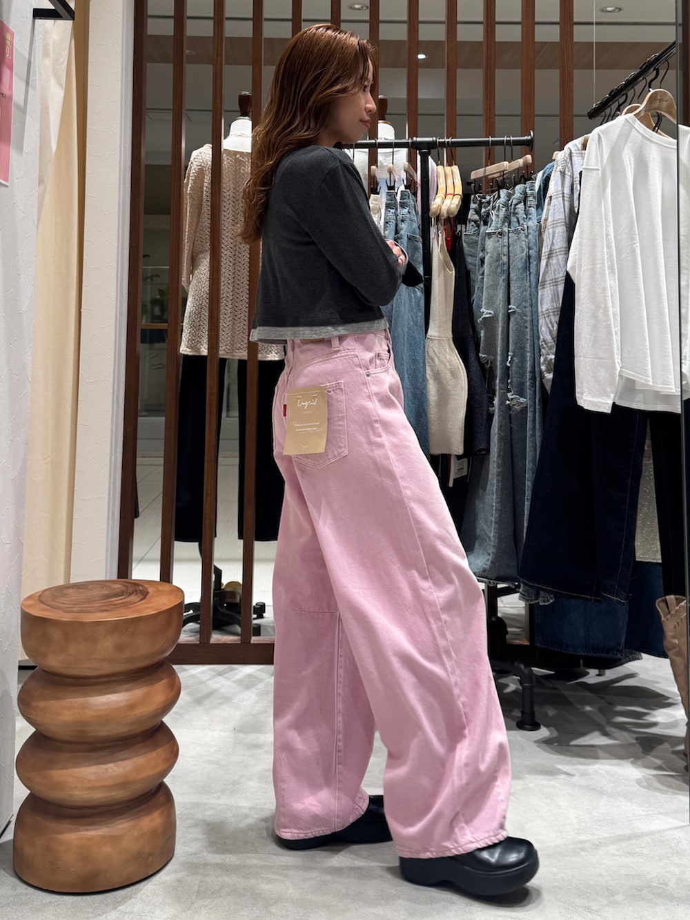 ピンク系のデニムパンツ、グレー系のTシャツ/カットソーを着用したレディースの春コーディネートの4枚目の写真