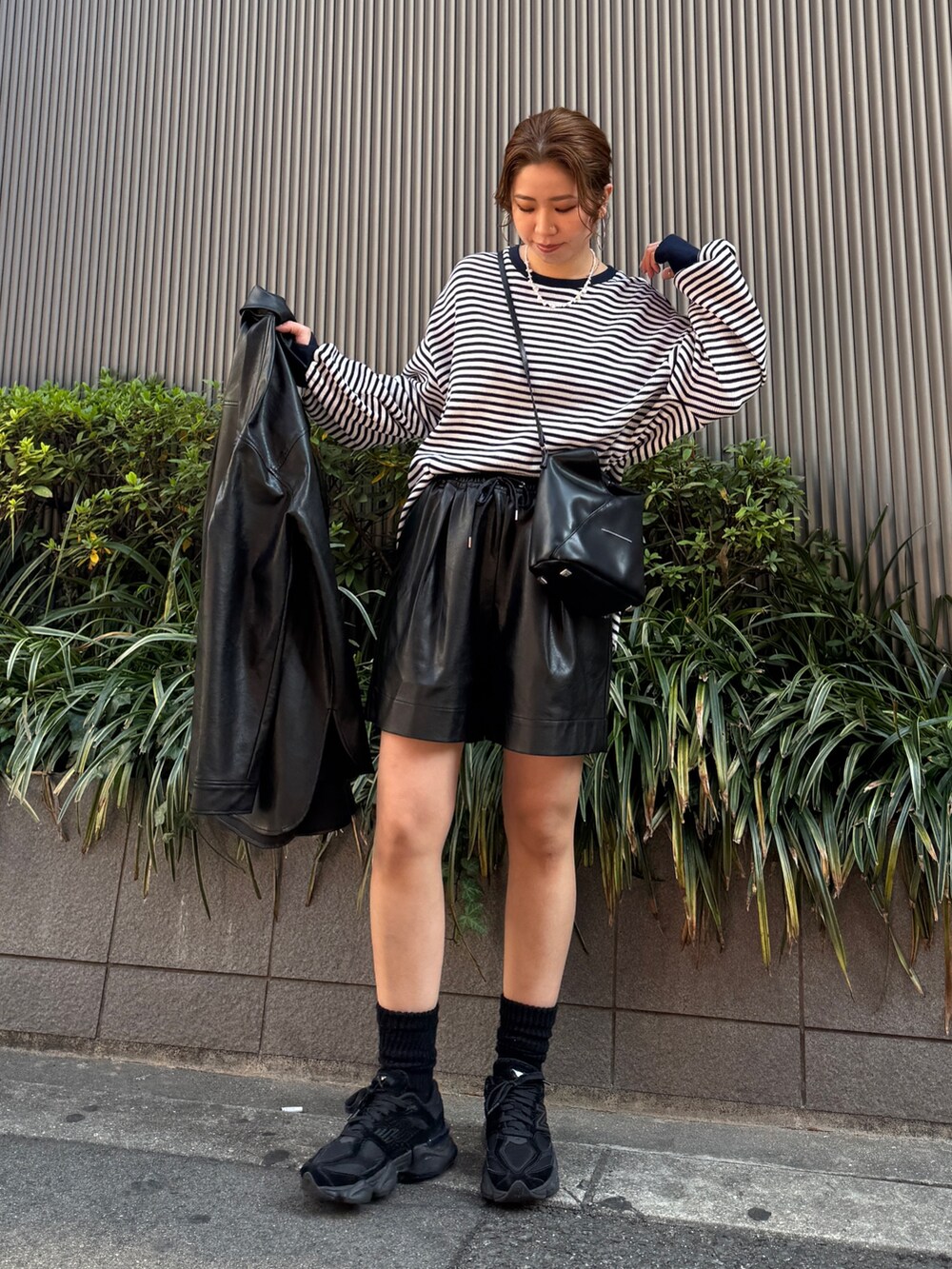 ブラック系のシャツ/ブラウス、ブラック系のその他パンツ、ブルー系のTシャツ/カットソーを着用したレディースの冬コーディネートの6枚目の写真