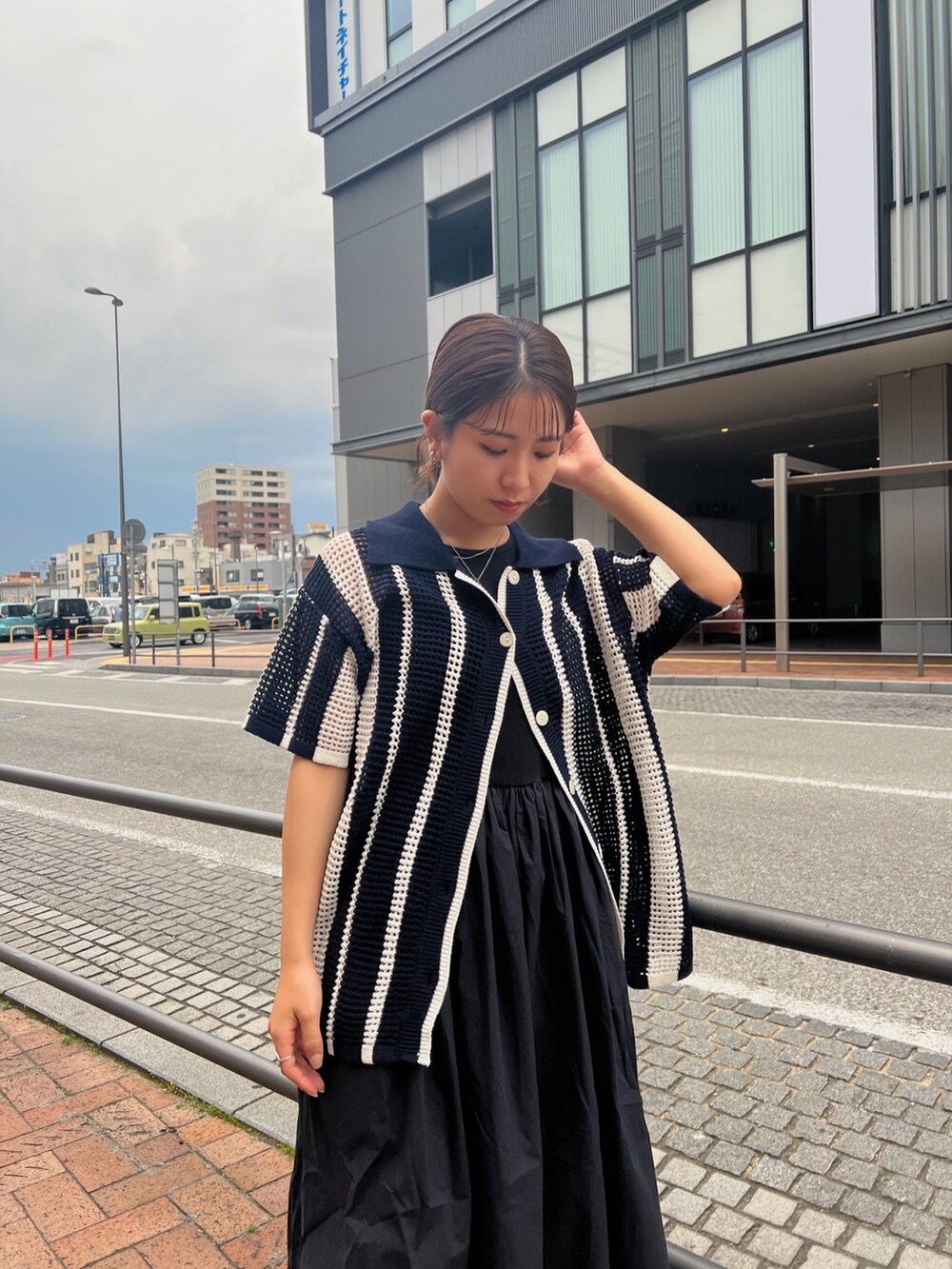 ブラック系のワンピース、ブルー系のカーディガン/ボレロ、ブラック系のサンダルを着用したレディースの春コーディネートの8枚目の写真